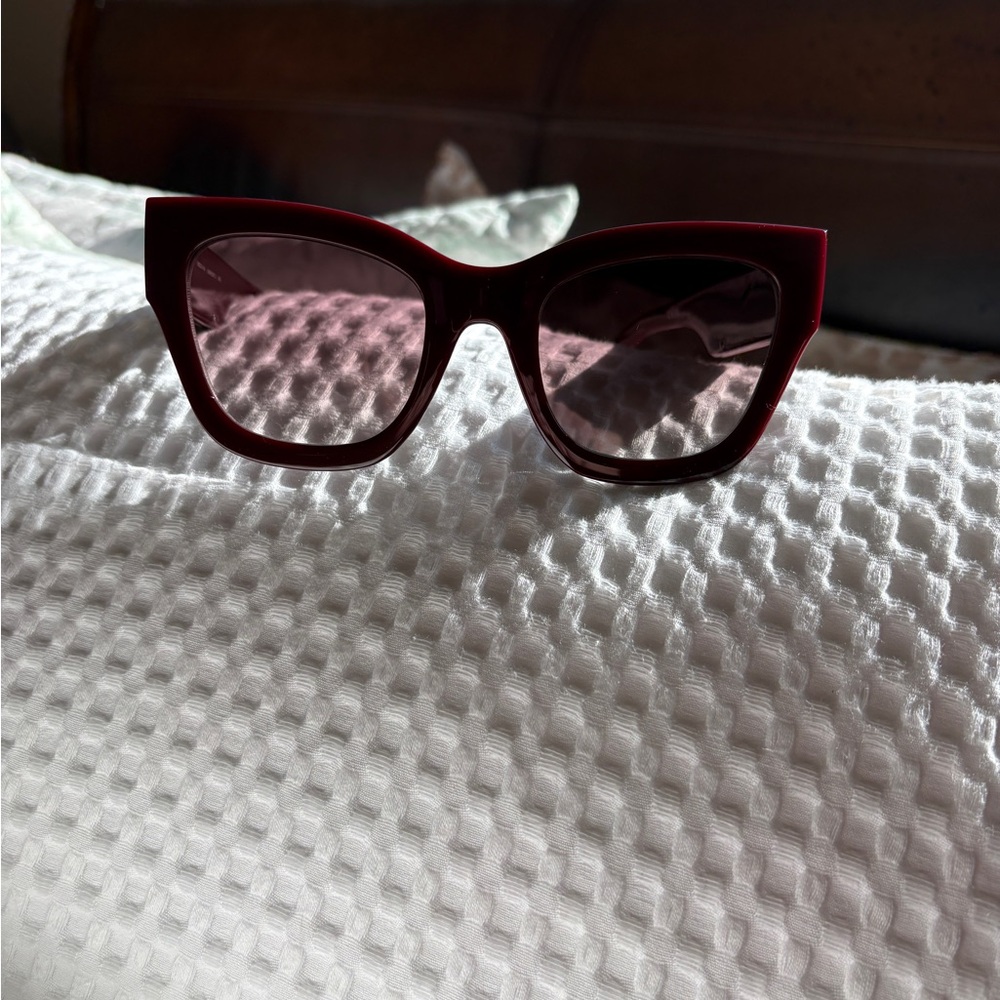Quay NEW Elegant Red Sunglasses